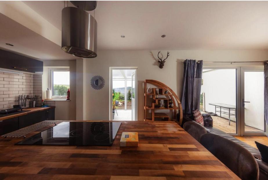 Luxury Cottage With Stunning Views Near Fairy Pools - School House 3 คาร์บอสท์ ภายนอก รูปภาพ